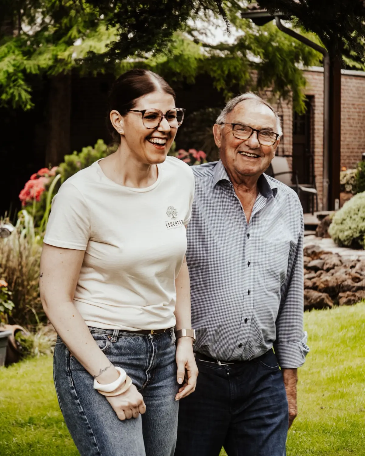 Jessica Leuchten kümmert sich um einen alten Mann