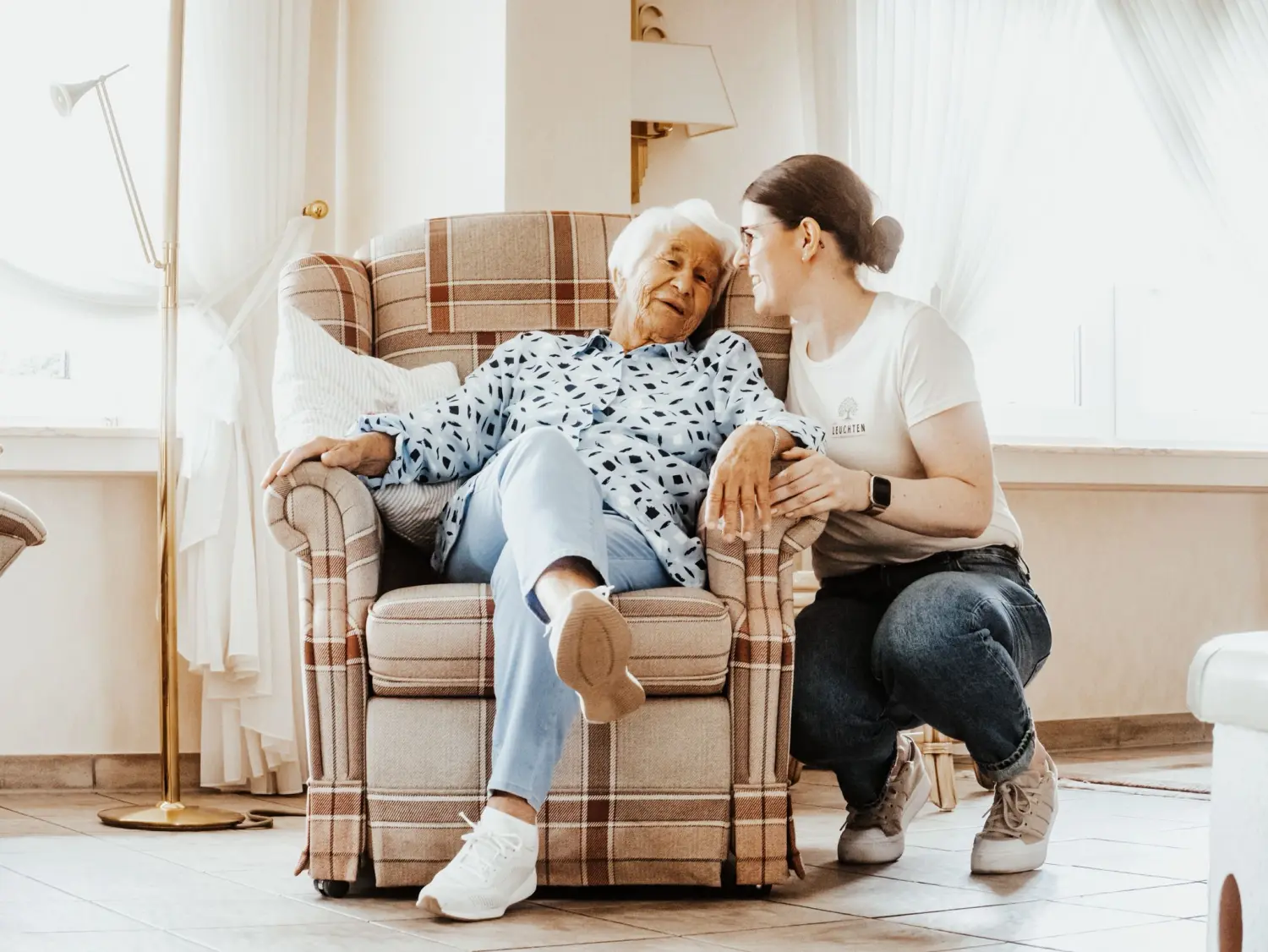 Jessica Leuchten kümmert sich um eine alte Frau